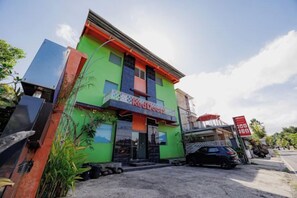 A building with a green facade and a sign that reads 'Redcove.' - RedDoorz near Ubud Village (Bali)