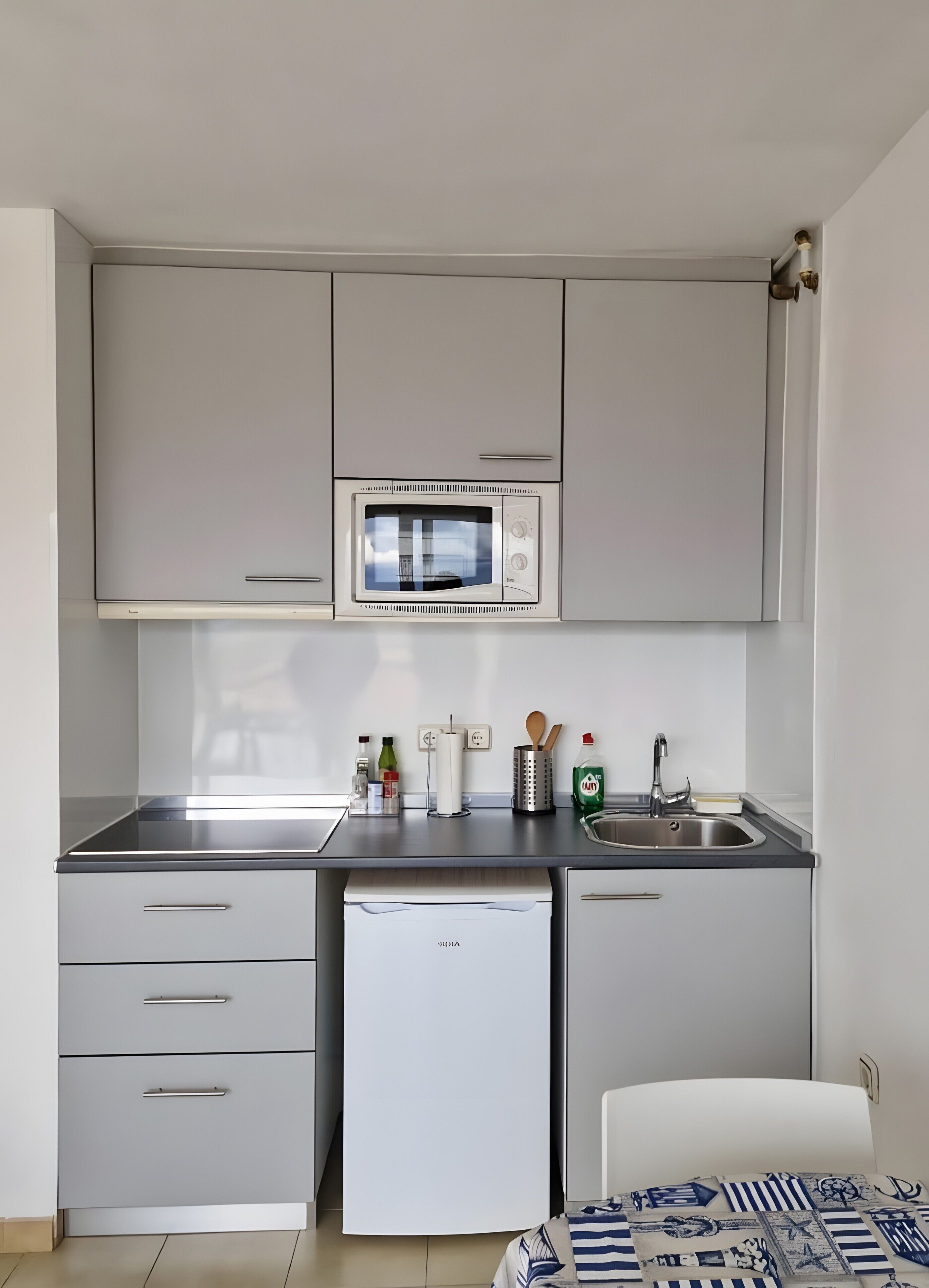 Refrigerador, microondas, placa de cocina, cafetera/tetera