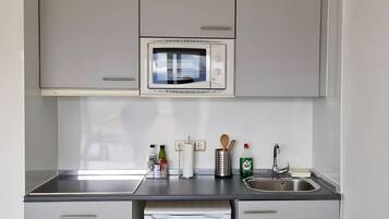 Refrigerador, microondas, placa de cocina, cafetera/tetera