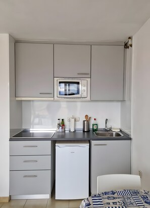 Refrigerador, microondas, parrilla de estufa y cafetera y tetera 