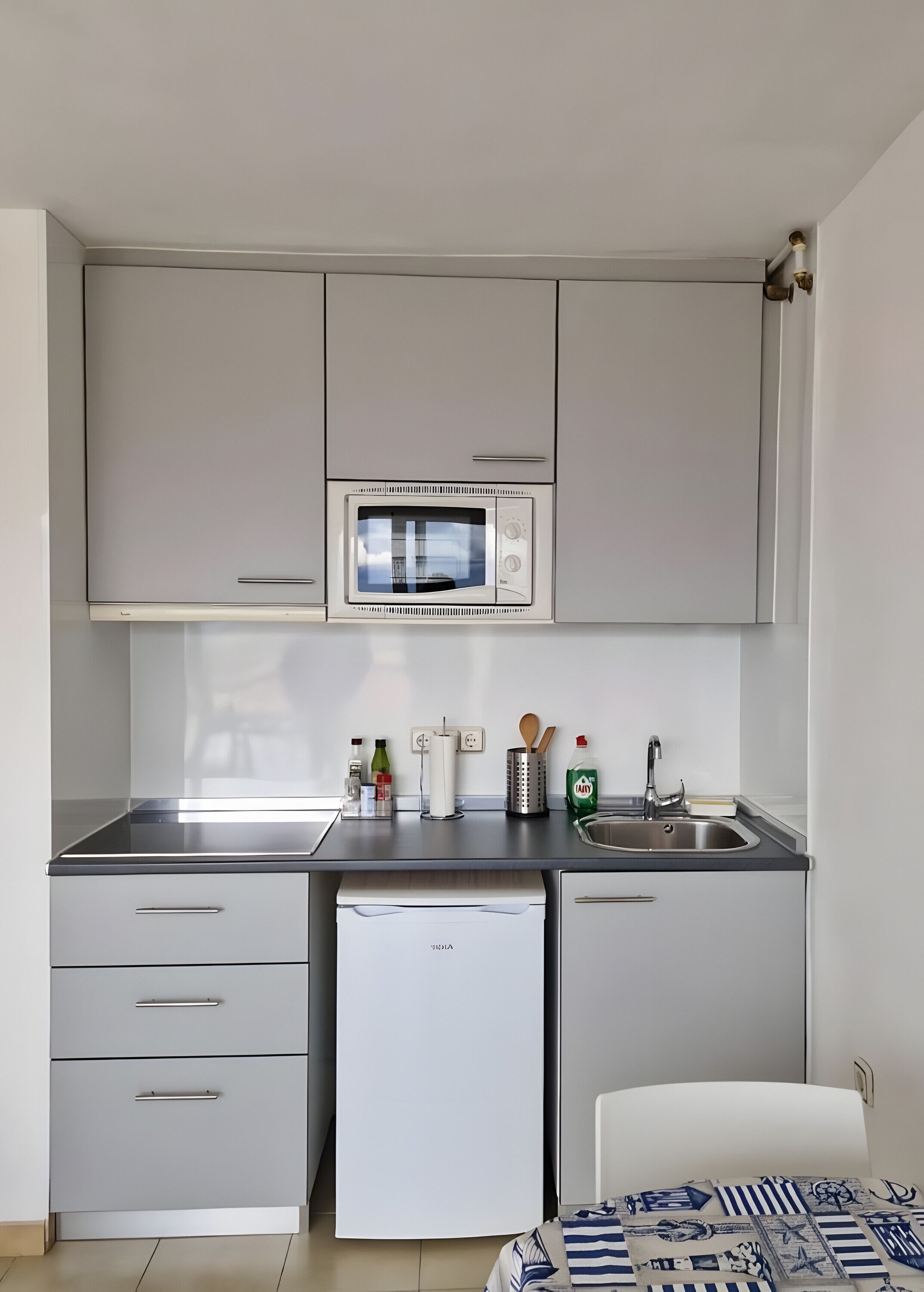 Frigorífico, microondas, placa de cocina y cafetera o tetera