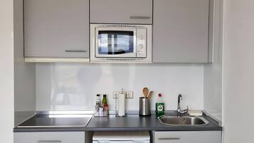 ثلاجة، ميكروويف، موقد طهي مسطح، ماكينة لصنع القهوة/الشاي