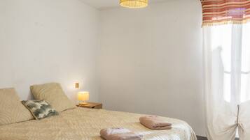 2 bedrooms, iron/ironing board, WiFi, bed sheets
