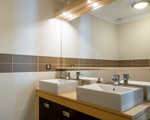 Shower, towels - Apartment 'La Glycine' with Wi-Fi and Air Conditioning (Montolieu)