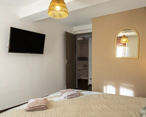 2 bedrooms, iron/ironing board, WiFi, bed sheets - Apartment 'La Glycine' with Wi-Fi and Air Conditioning (Montolieu)