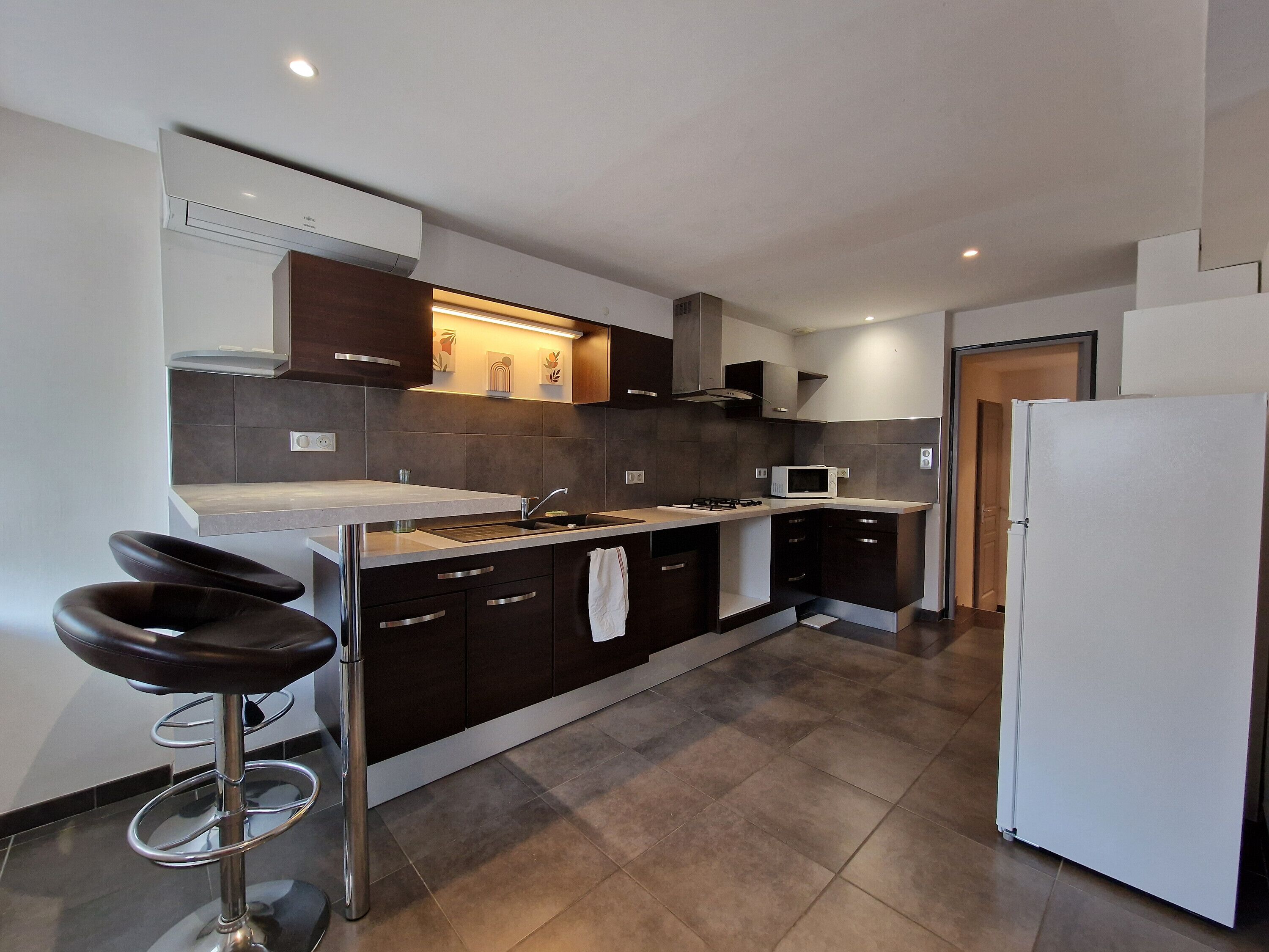 ثلاجة، ميكروويف، فرن، موقد طهي مسطح