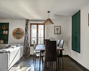 Dining - Apartment 'La Glycine' with Wi-Fi and Air Conditioning (Montolieu)