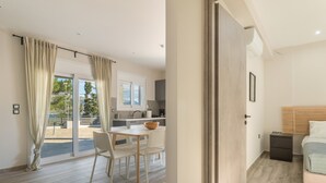 Una habitación moderna con una cama, una mesita de noche y vistas a un balcón.