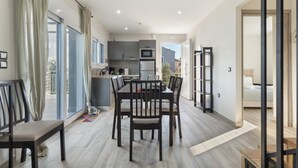 Una cocina moderna con comedor, ventanas amplias y vistas al exterior.