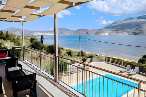 4-Bedroom Apartment with Sea View, Wi-Fi and Air Conditioning
