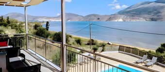 4-Bedroom Apartment with Sea View, Wi-Fi and Air Conditioning