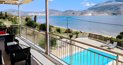 4-Bedroom Apartment with Sea View, Wi-Fi and Air Conditioning