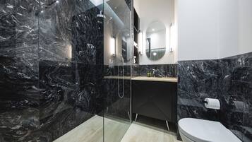 Dusche, Haartrockner, Handtücher, Seife