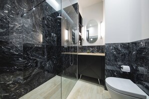 Dusche, Haartrockner, Handtücher, Seife