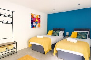 2 عدّة غرف نوم ومكواة/لوح كي وخدمة الإنترنت وملاءات أسرّة