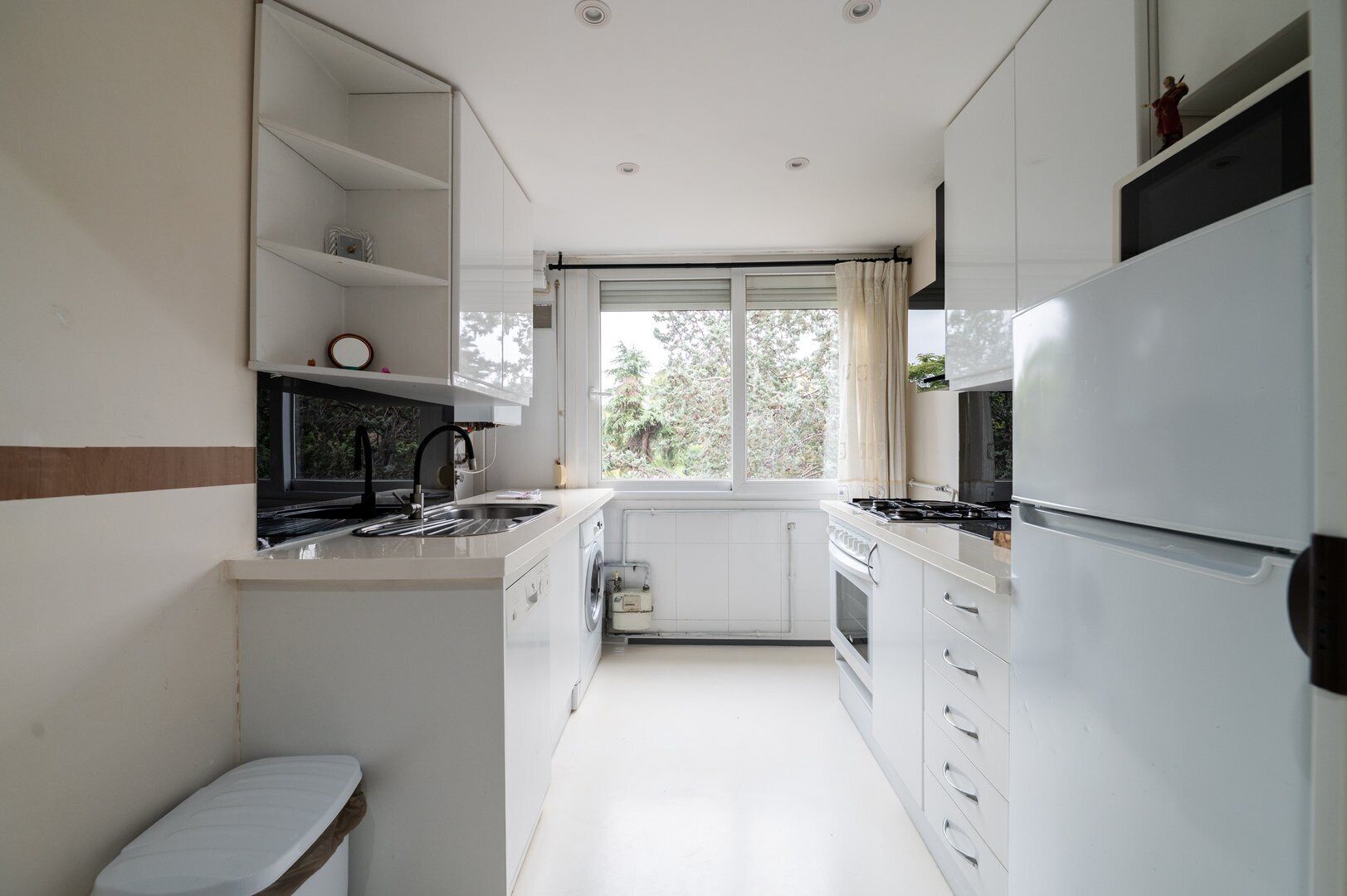 Een koelkast, een microgolfoven, een vaatwasser