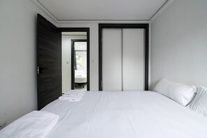 Iron/ironing board, Internet, bed sheets