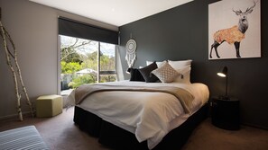 2 عدّة غرف نوم ومكواة/لوح كي وخدمة الإنترنت وملاءات أسرّة