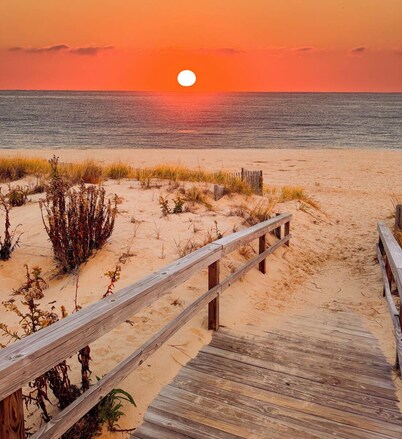 Oceanside Home, Private Beach Access, Sleeps 12, Pet Friendly, Gated Community