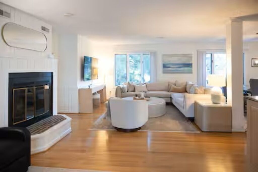 Televisión, libros y impresora 