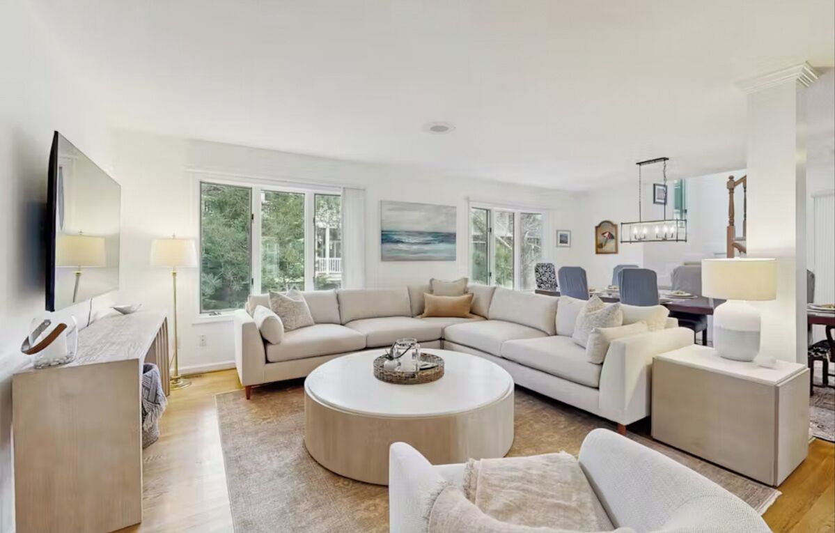 Televisión, libros y impresora 