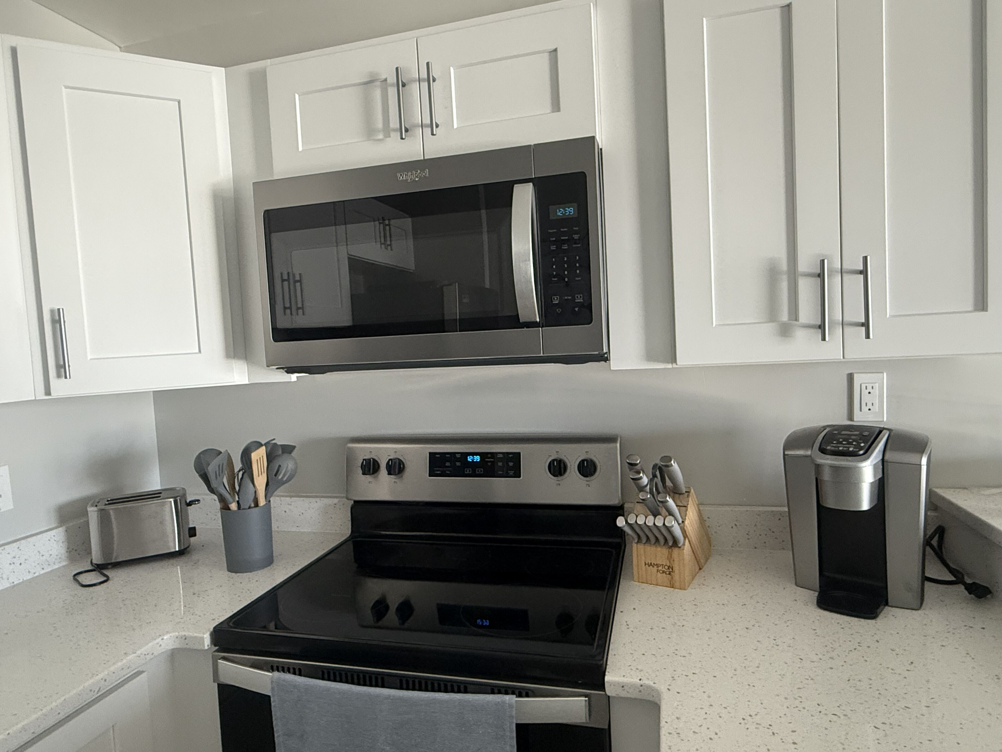 Coffee/tea maker, fridge, microwave, oven