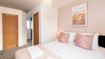 5 bedrooms, iron/ironing board, WiFi, bed sheets