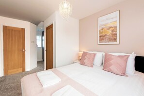 5 عدّة غرف نوم ومكواة/لوح كي وواي فاي وملاءات أسرّة