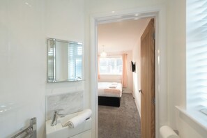 Regadera, secadora de cabello, toallas 