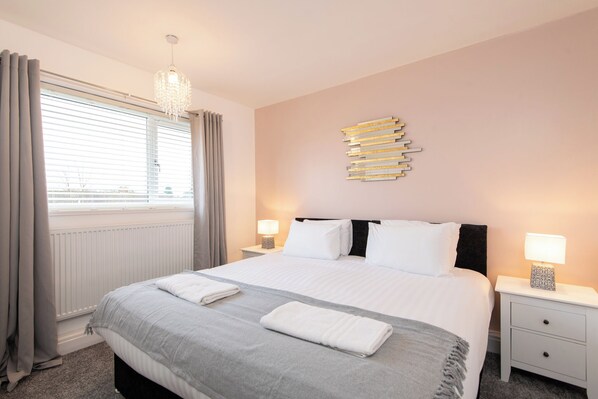 5 habitaciones, tabla de planchar con plancha, wifi y ropa de cama 