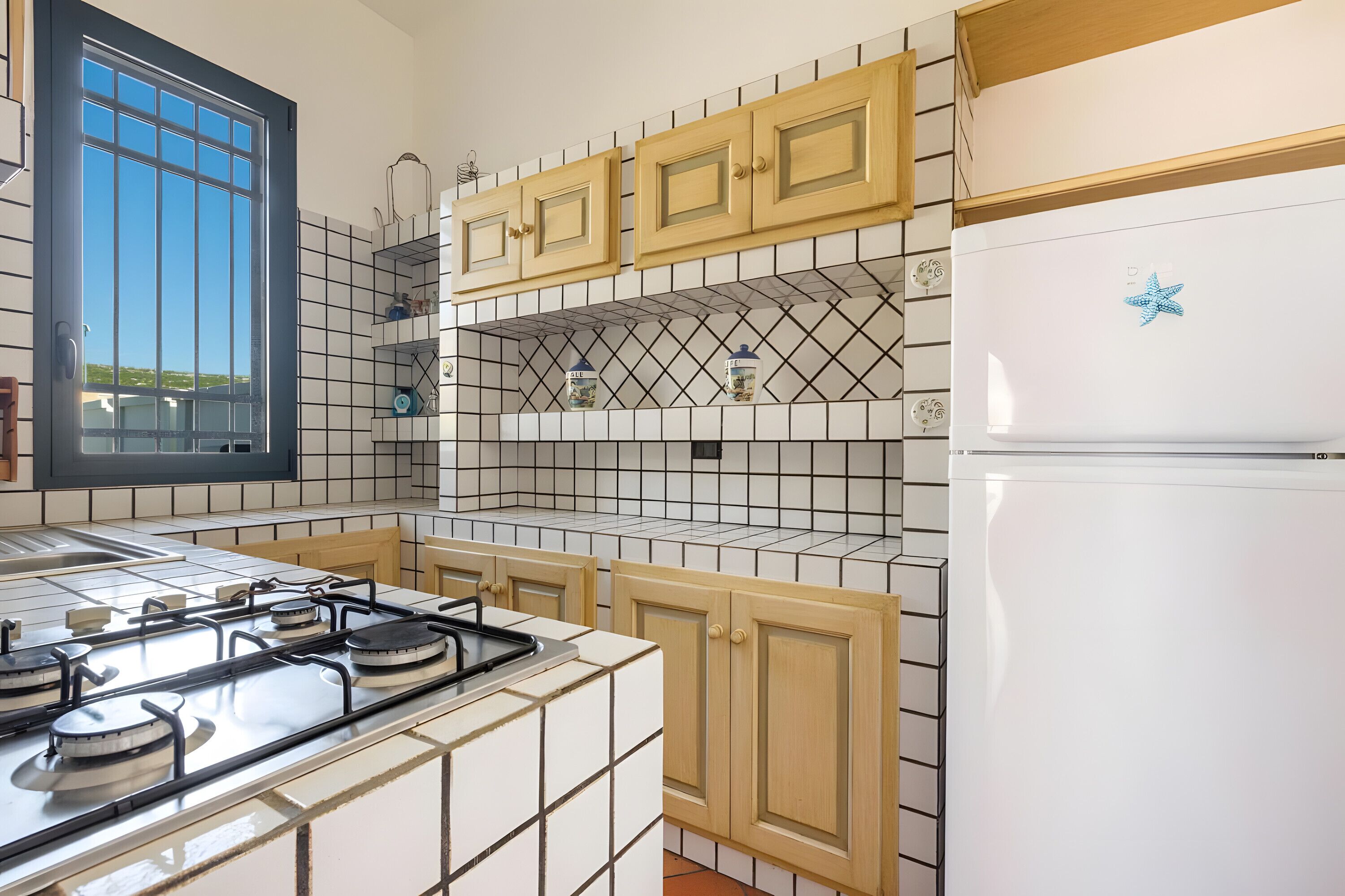 Placa de cocina, cafetera o tetera y utensilios de cocina