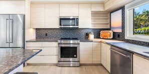 Køleskab, mikrobølgeovn, ovn, kogeplade