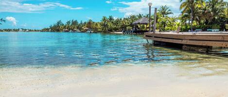 Rannalla, aurinkotuoleja, rantapyyhkeitä