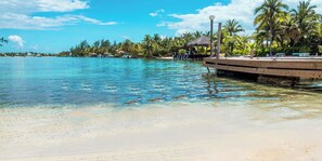 På stranden, liggestole, badehåndklæder