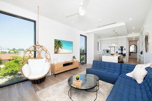 Smart TV - SeaDreams 6: Ocean Condos w/Pool. Jacuzzi & Rooftop Patio; Stay a Week for Less! (West Bay)