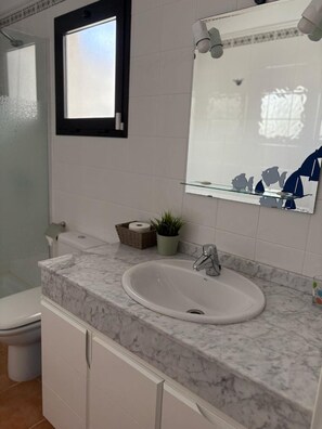 Shower, hair dryer, towels - Holiday Villa 'Vera' with Mountain Views, Private Pool, and Wi-Fi (Playa Blanca)