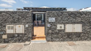 Ein Steinportal zum Villa Vera, mit einer Tür, die zu einem Innenbereich führt.