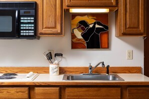 Jääkaappi, mikroaaltouuni, liesi, leivänpaahdin