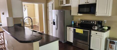 Mikrowelle, Ofen, Geschirrspüler