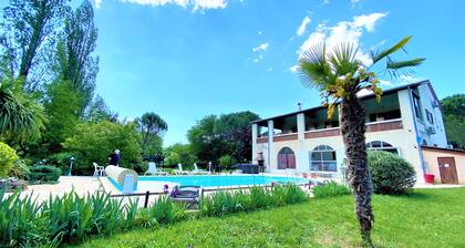 Vacation rental for 4–6 people, 2 bedrooms, 2 shower rooms, heated outdoor pool, garden, trampoline