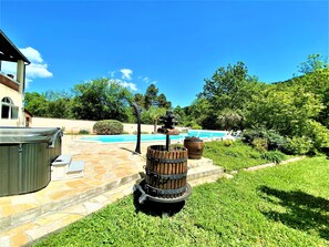 Terrace/patio - Gîte 4/6p, 2 bedrooms, 2 bathrooms, heated outdoor pool, park, jacuzzi, trampoline (Mercuer)