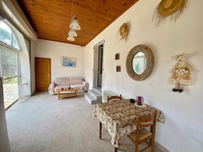 TV - Gîte 4/6p, 2 bedrooms, 2 bathrooms, heated outdoor pool, park, jacuzzi, trampoline (Mercuer)