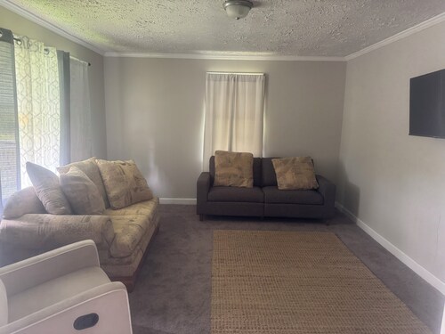 Cozy 3-bedroom house with AC in charming Clinton