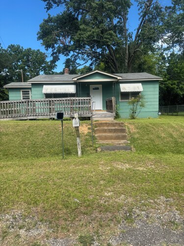 Cozy 3-bedroom house with AC in charming Clinton