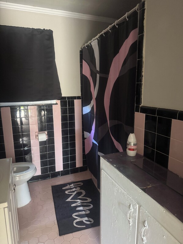 Serviettes fournies, papier toilette