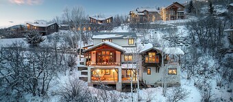 Prime Location + Hot Tub + Views - Valley View Retreat