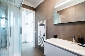 Dusche, Haartrockner, Handtücher, Seife