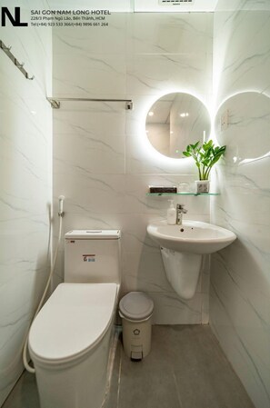 Chuveiro, secador de cabelo, toalhas de banho, sabonete