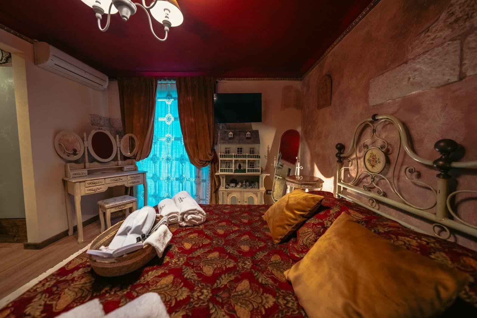 2 bedrooms, in-room safe, desk, iron/ironing board