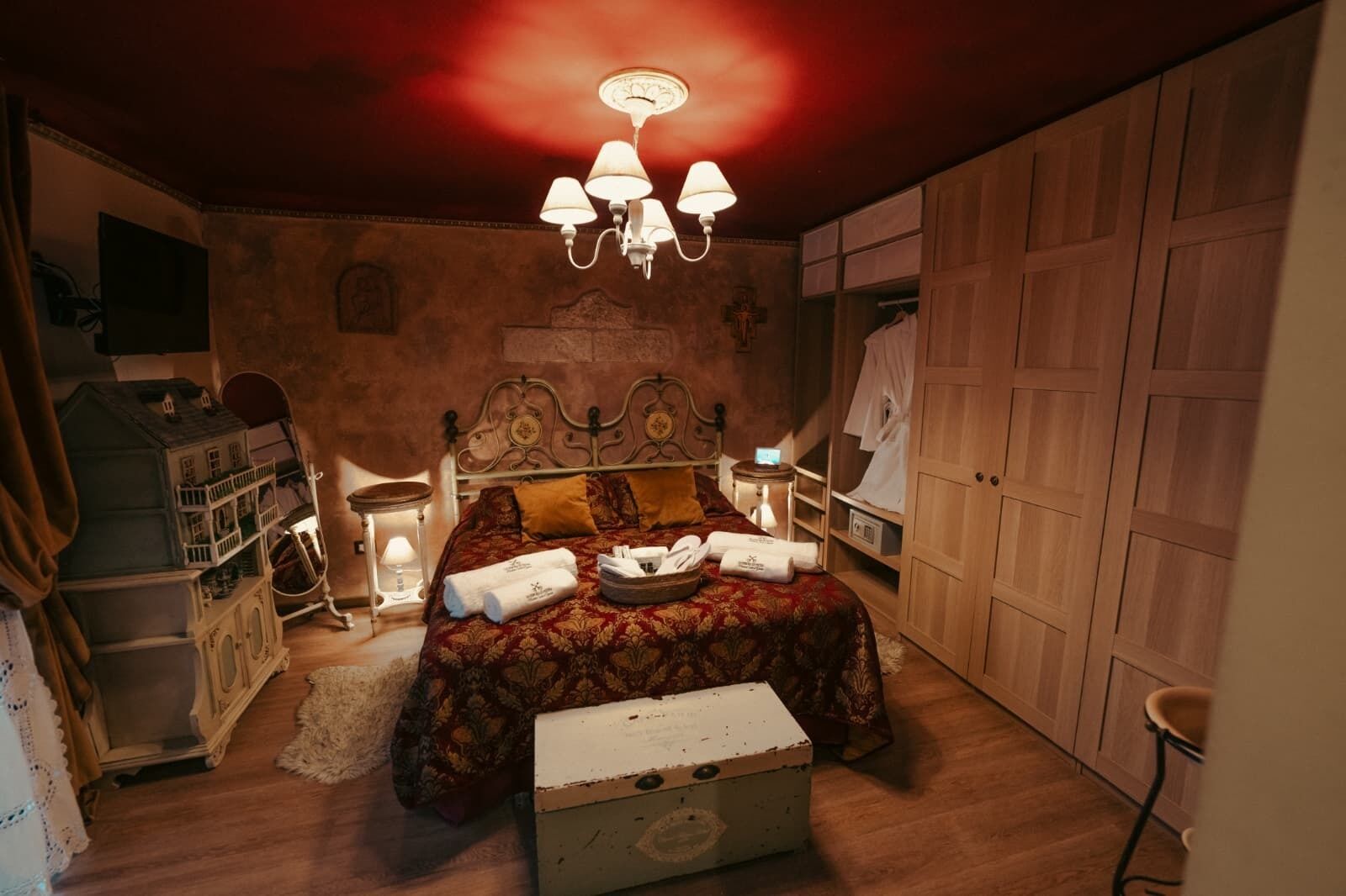 2 camere, una cassaforte in camera, una scrivania, ferro/asse da stiro